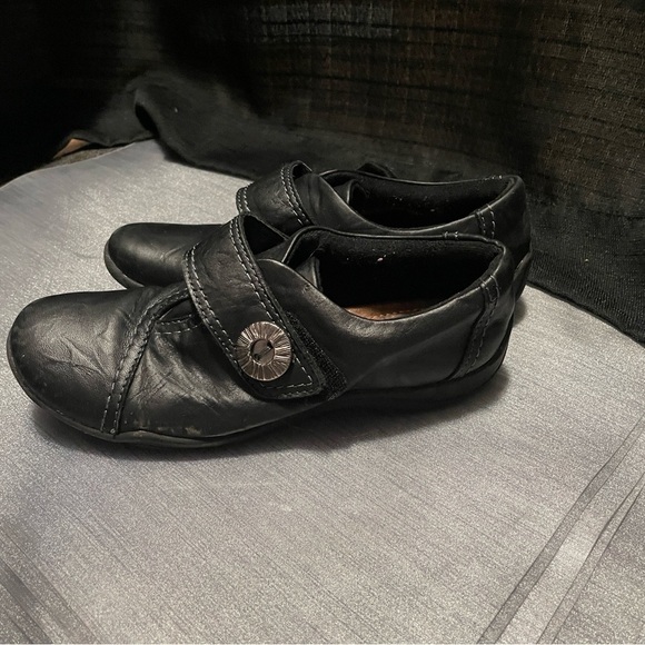 Clarks Black Shoes - Picture 3 of 8